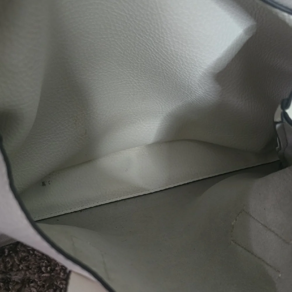 Guess White Leather Shoulder Bag W/ Colorful Tassel Bag Charms (FAIR/GOOD) ✨️